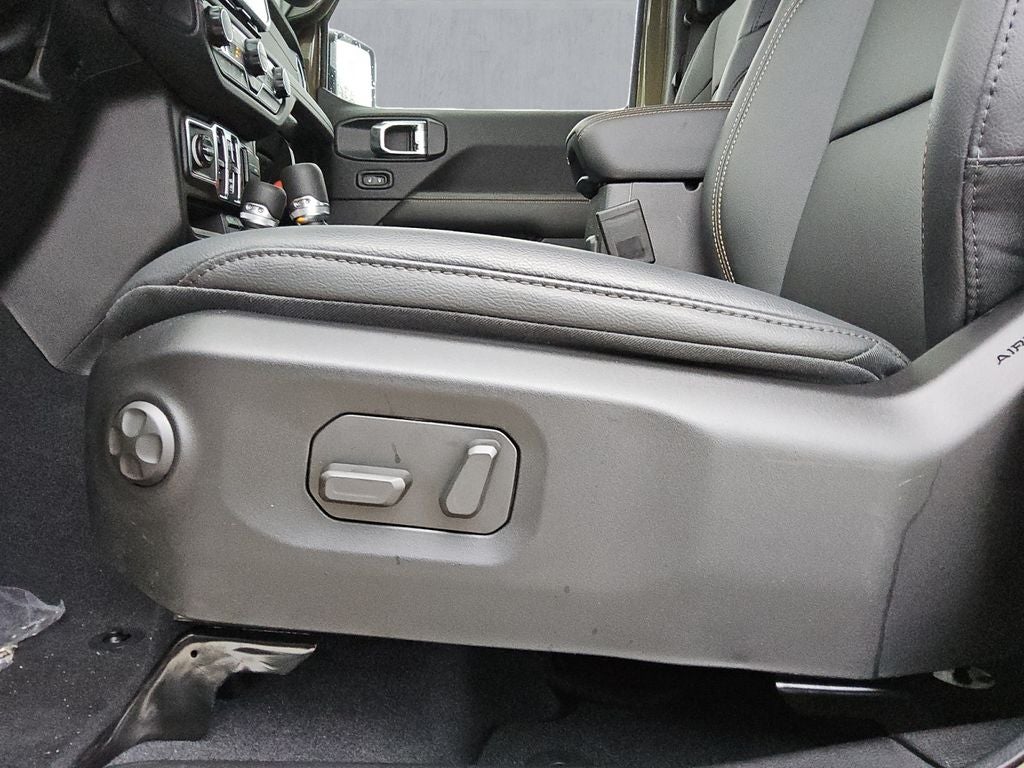 2026 Jeep Gladiator GLADIATOR SAHARA 4X4