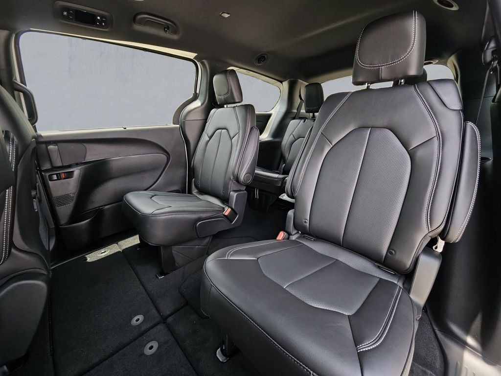 2025 Chrysler Voyager VOYAGER LX