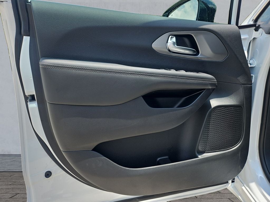 2025 Chrysler Voyager VOYAGER LX