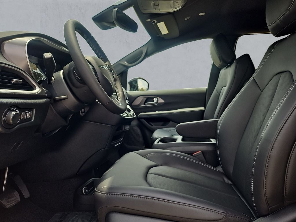 2025 Chrysler Voyager VOYAGER LX