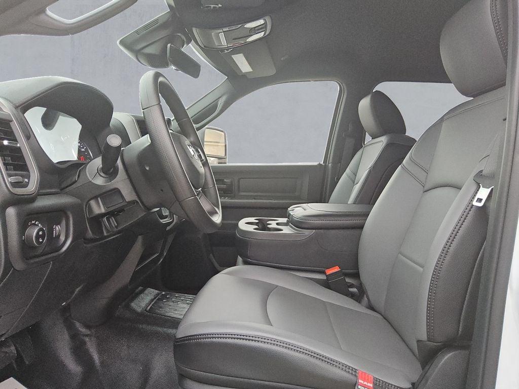 2026 RAM Ram 5500 Chassis Cab RAM 5500 TRADESMAN CHASSIS CREW CAB 4X4 84' CA