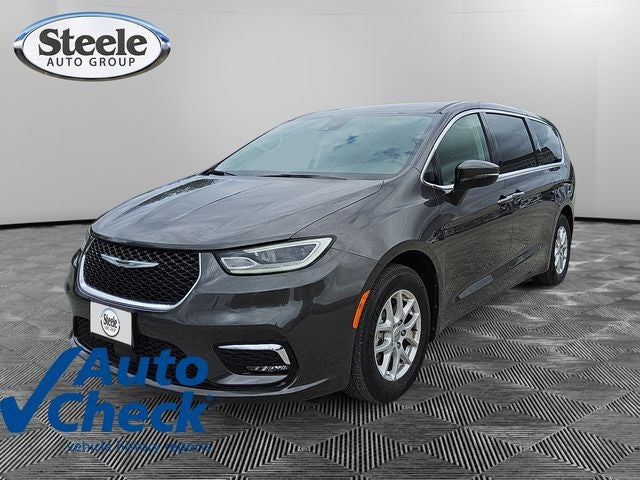 2023 Chrysler Pacifica Touring L's photo